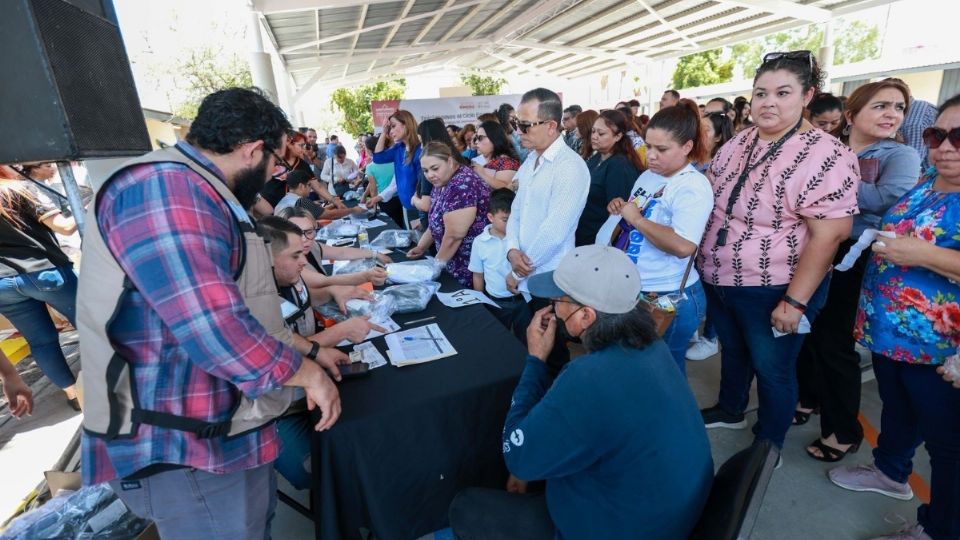 Se beneficia a 440 mil estudiantes de tres mil 115 escuelas públicas de preescolar, primaria y secundaria en el estado.