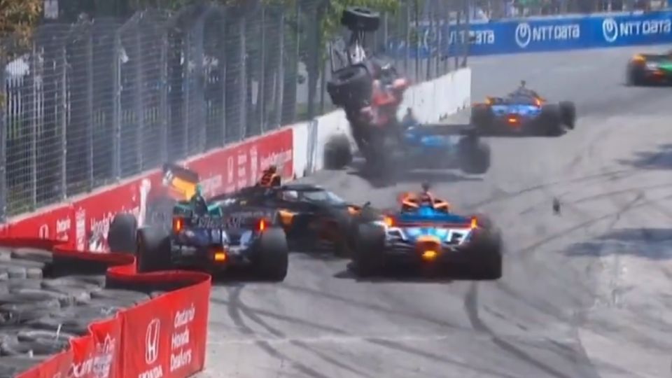 El mexicano perdió el control de su auto en la curva.