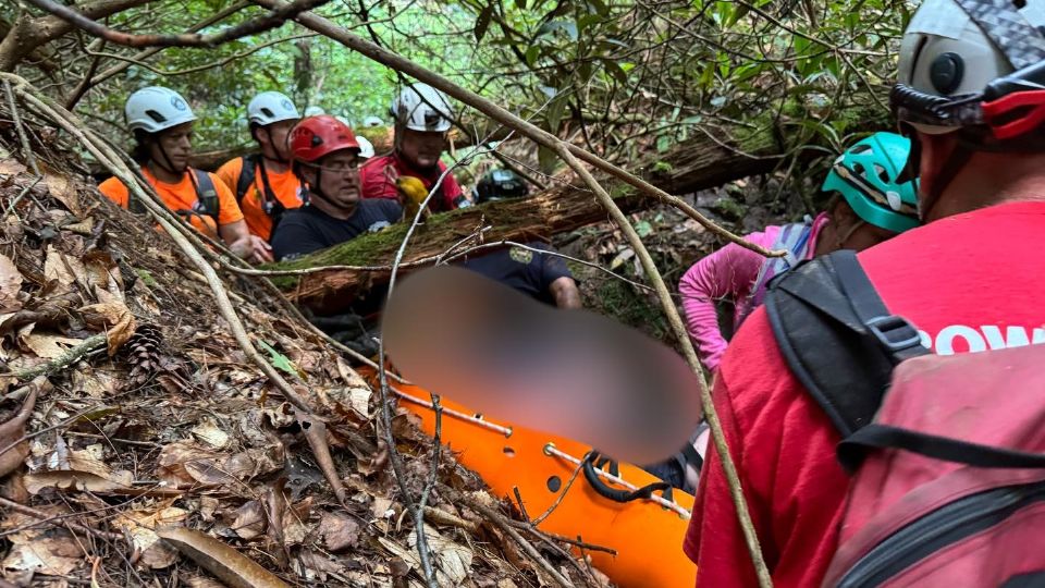 Los rescatistas lograron encontrarlo después de semanas y lo trasladaron en helicóptero.