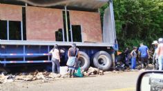 Volcadura de un camión de cerveza termina en rapiña, pobladores se llevan cientos de litros