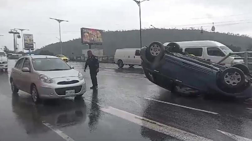 El vehículo quedó apoyado en su toldo luego del percance vial.