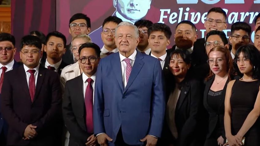 AMLO reconoce a primera generación de egresados en Ingeniería ferroviaria del IPN