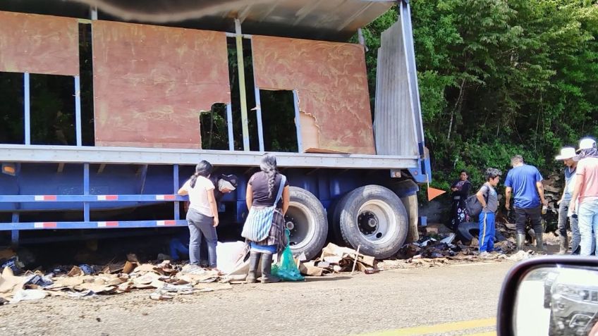 Volcadura de un camión de cerveza termina en rapiña, pobladores se llevan cientos de litros