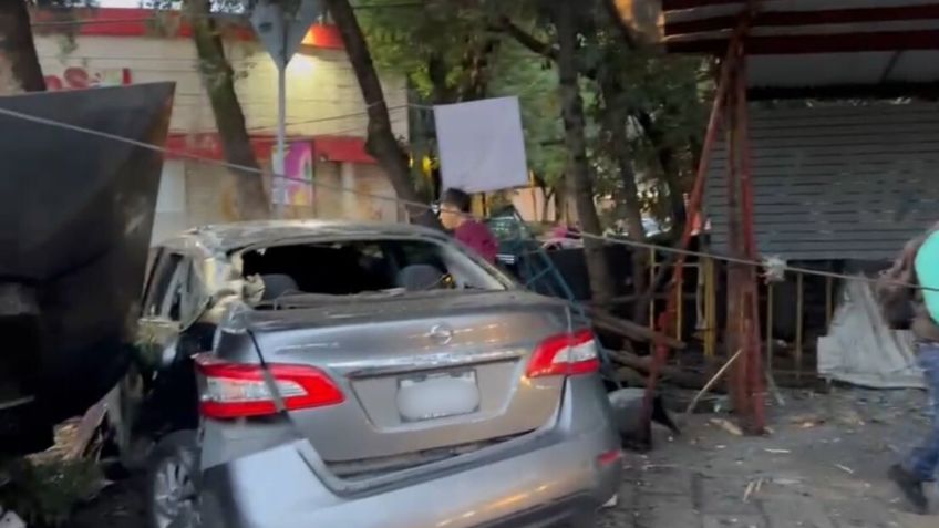 Conductor ebrio se estrella contra puesto de periódicos en calzada de Tlalpan