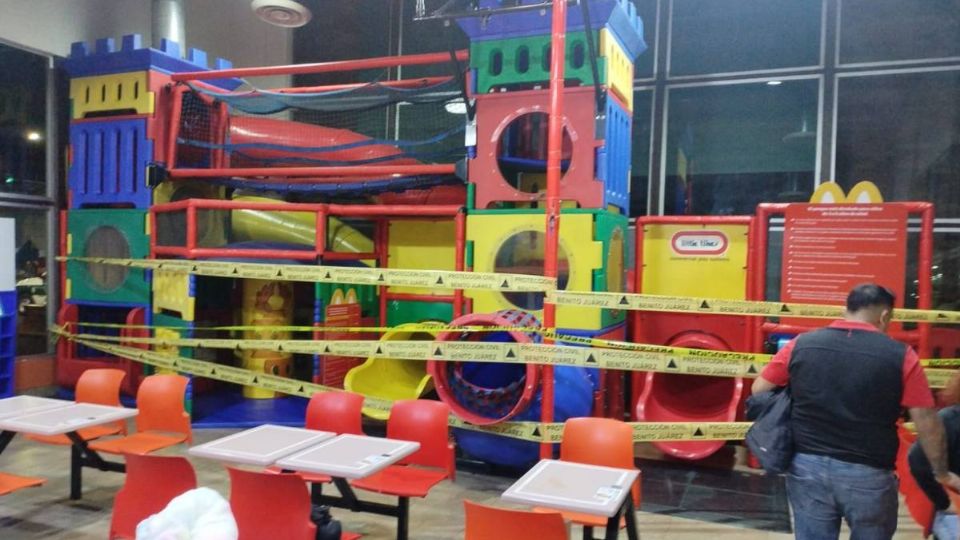 Colapsa juego infantil en restaurante