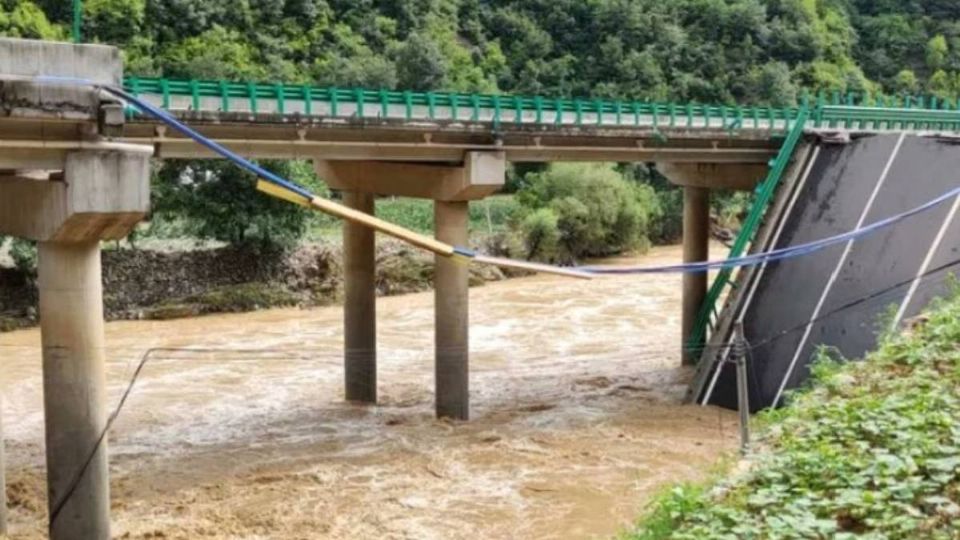 El puente vehicular colpasó en el río.