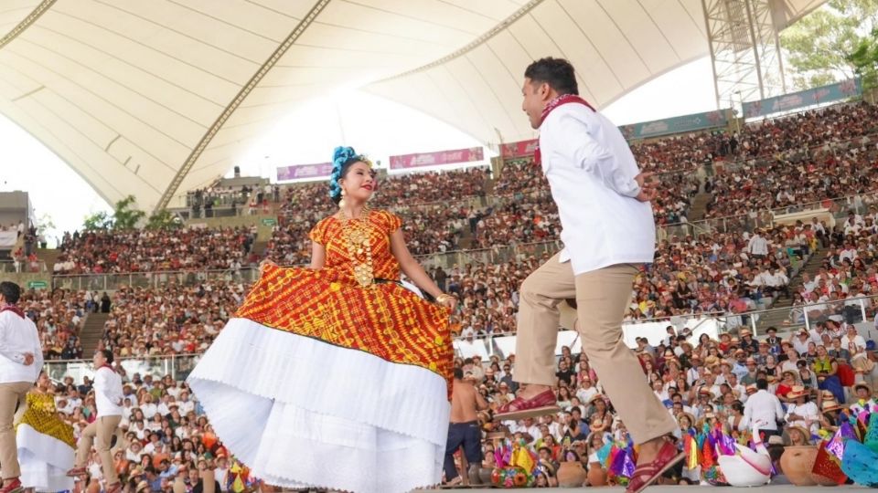 Inauguración de la Guelaguetza en el auditorio ubicado en el Cerro del Fortín.