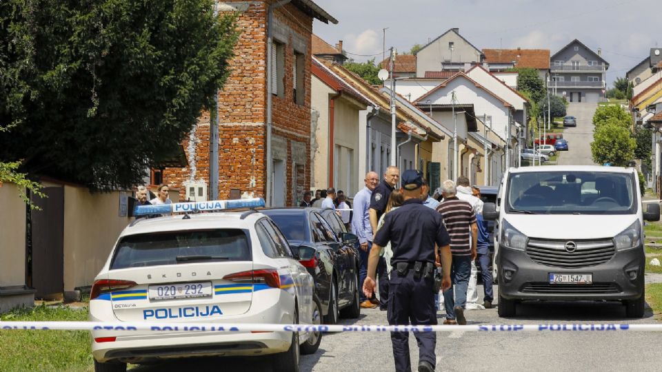 Elementos policiacos acuden a atender la emergencia tras el tiroteo en un asilo de Croacia.