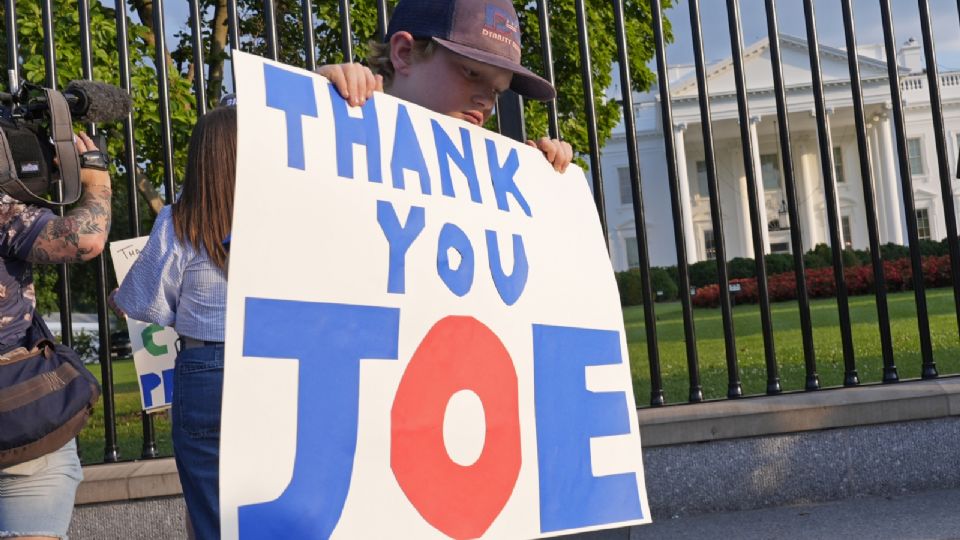 Un simpatizante democrata agradece a Joe Biden por retirarse de la contienda, en las inmediaciones de la Casa Blanca.