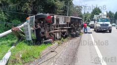 Aparatoso accidente en la México-Toluca: vuelca un camión de carga en la zona de La Marquesa