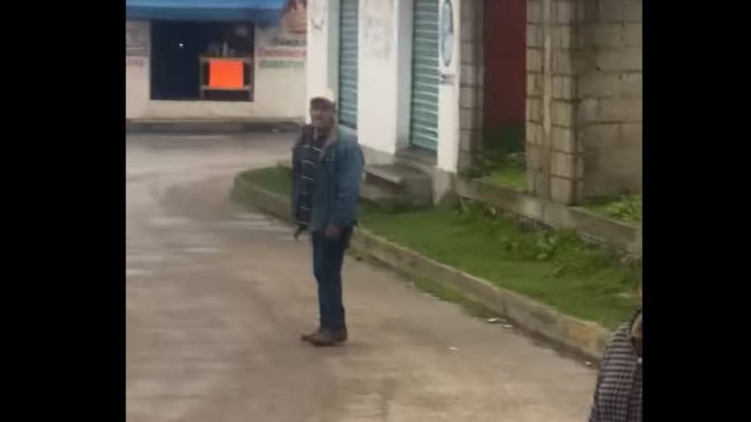 IMÁGENES FUERTES: padre intenta apuñalar en plena calle a su hijo por ser de la comunidad LGBT