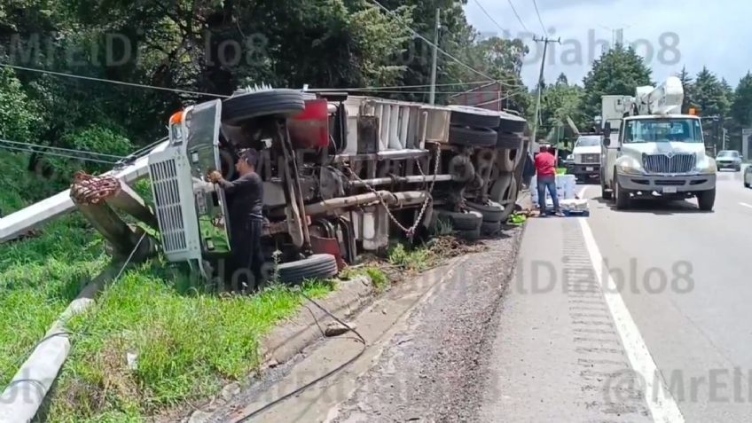 Aparatoso accidente en la México-Toluca: vuelca un camión de carga en la zona de La Marquesa