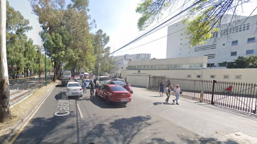 Caja de una camioneta de carga se parte al impactar un árbol en la avenida Viaducto-Tlalpan