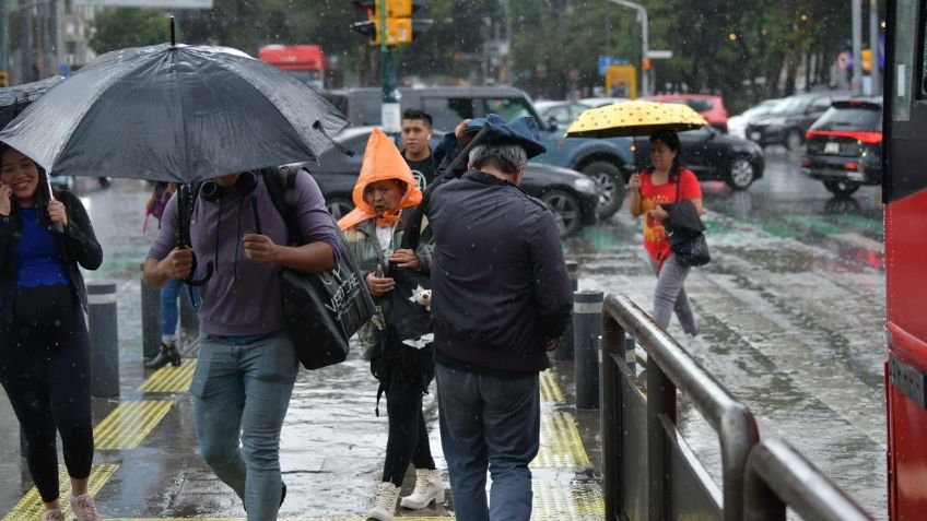 Fuertes lluvias y granizo en CDMX genera caos en líneas del Metro