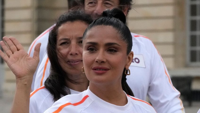 ¡Representando a México! Salma Hayek fue portadora de la antorcha olímpica en París 2024