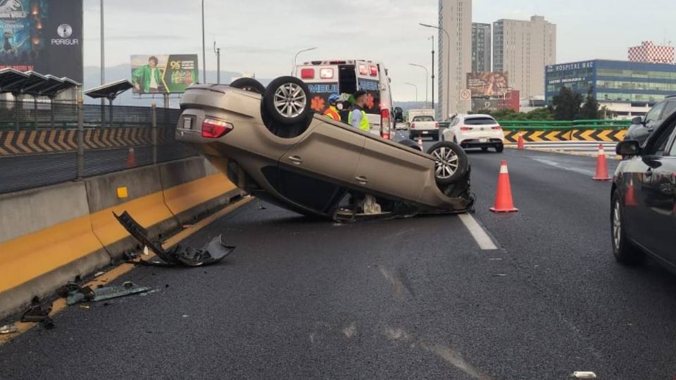 Reportan volcadura en segundo piso de Periférico