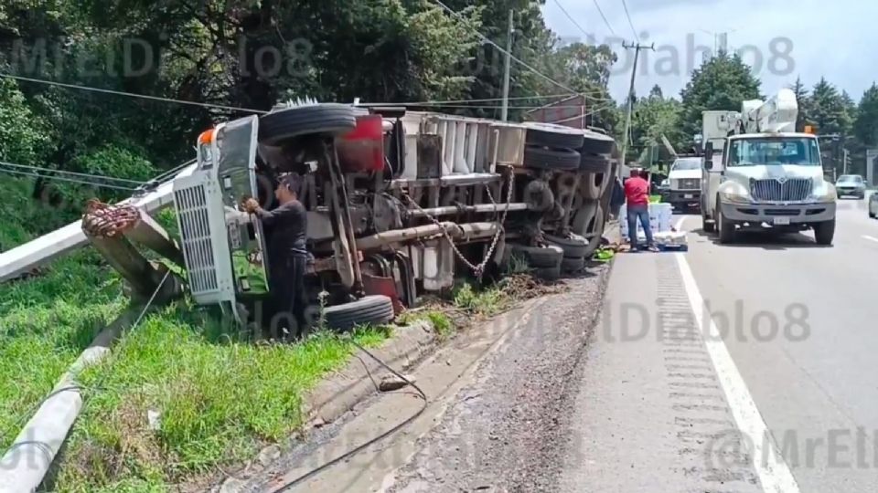 El vehículo se volteó a la altura del kilómetro 40 de esa vialidad.