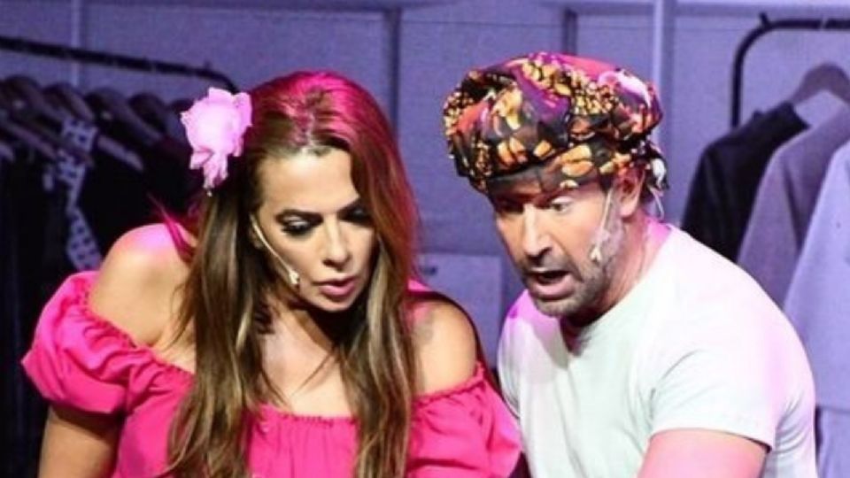 Gabriel Soto y Cecilia Galliano protagonizan la obra  “El precio de la fama”.