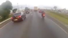 Motociclista es impactado y derribado por una llanta mientras conducía: VIDEO