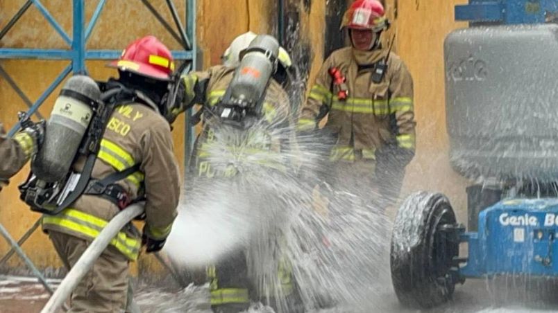 Bomberos mitigando el fuego