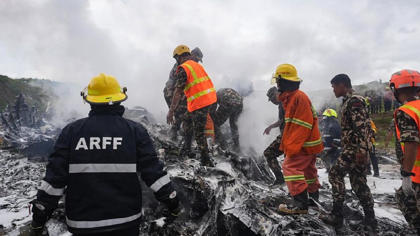 IMÁGENES IMPACTANTES: mueren 18 en accidente aéreo en Nepal, solo se salva el piloto