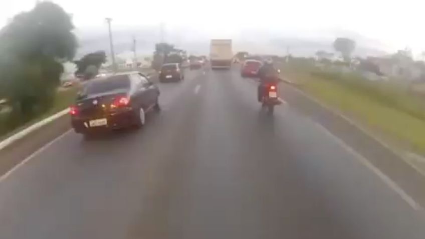 Motociclista es impactado y derribado por una llanta mientras conducía: VIDEO