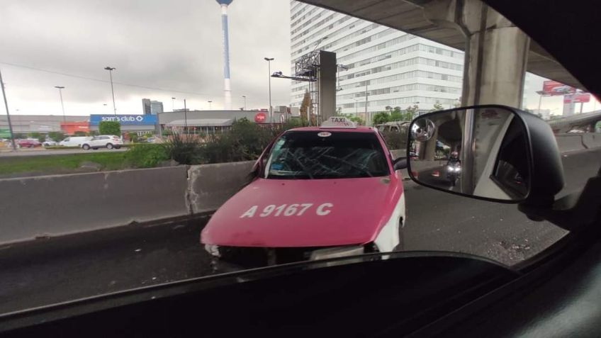 Taxi chocado y abandonado provoca caos sobre Periférico en Naucalpan