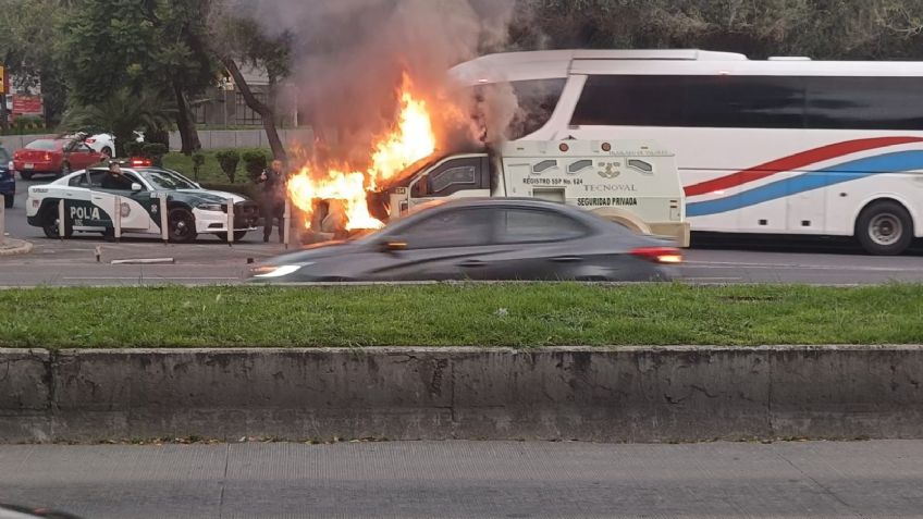 Camioneta de valores se incendia en plena Avenida de los Insurgentes a la altura de Tlatelolco