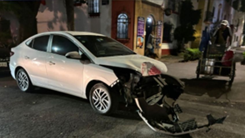 Metrobús de línea 2 embiste a automóvil en estación Xola, hay dos personas lesionadas