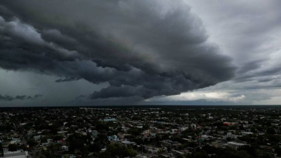 Dos zonas de baja presión con Ondas Tropicales