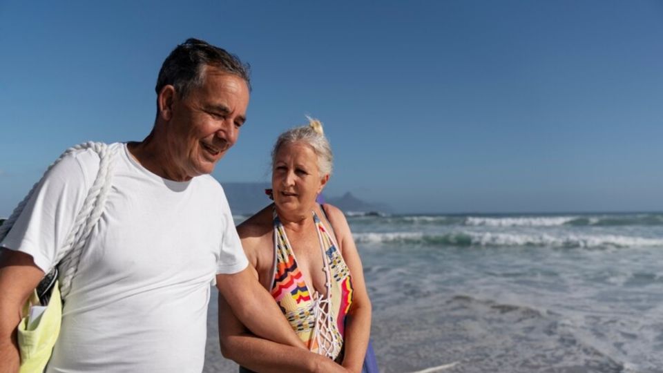 Los adultos mayores deben tener en cuenta algunos cuidados cuando van a la playa