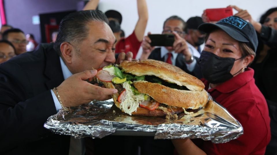 Después de la conferencia de prensa, varios expositores elaboraron una torta de 7 metros de longitud como prueba de lo que será la mega torta