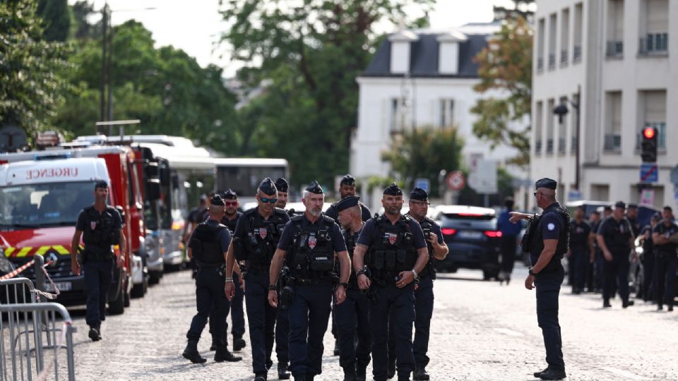 Cuerpos de seguridad resguardan a la capital parisina en la víspera de la inauguración.