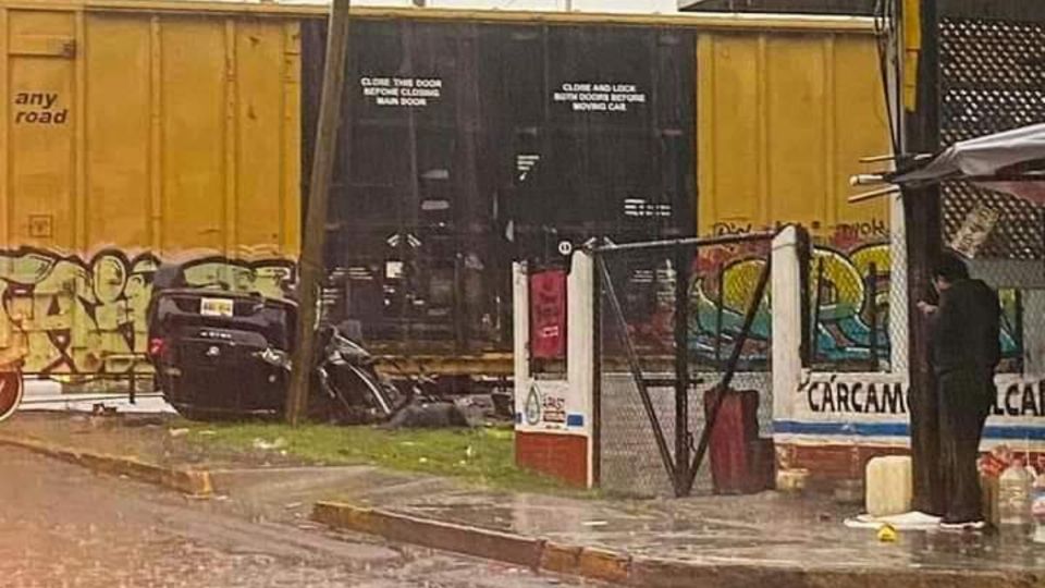 Auto aplastado por el tren