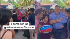 VIDEO: Graduado intenta detener pelea entre su madre y otra señora, en Tabasco