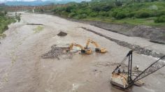 Recatan a 25 trabajadores atrapados en la corriente del Río Armería