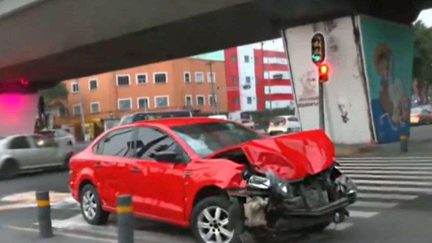 Auto queda destrozado tras chocar contra camión de transporte público