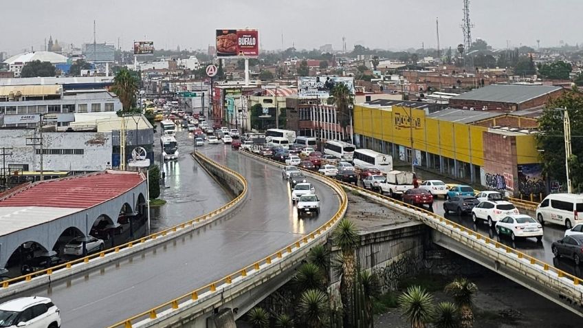 Fuertes lluvias causan caos vehicular en Zona Metropolitana de San Luis Potosí