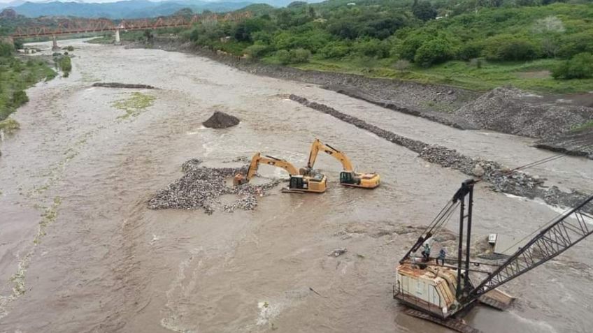 Recatan a 25 trabajadores atrapados en la corriente del Río Armería