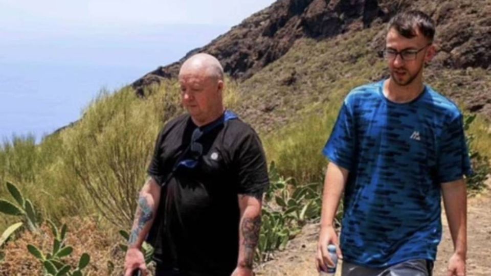 El padre y hermano de Jay Slater en la zona rural llena de cactus en España.