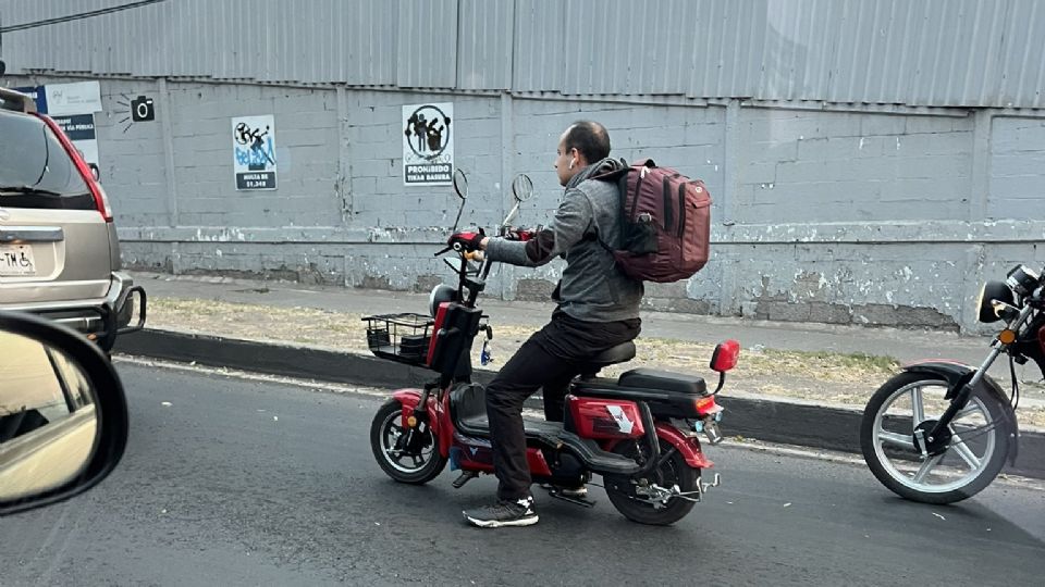 Un usuario de este tipo de transportes circula junto a automóviles y motocicletas en calles de la Ciudad de México.