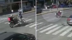 IMÁGENES FUERTES: una ciclista es golpeada de frente por una moto que cruzó la calle a exceso de velocidad