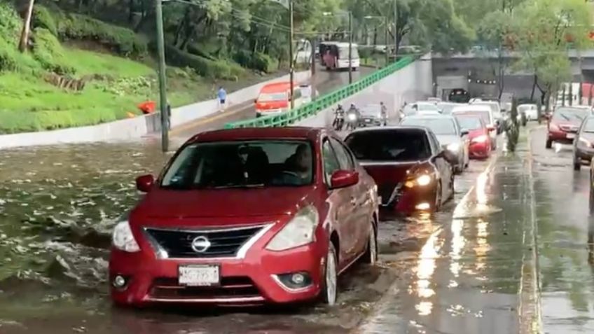 Fuerte encharcamiento desquicia el Circuito Interior en la Alcaldía Cuauhtémoc