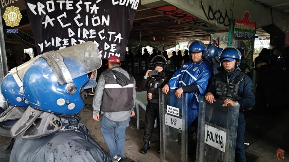 100 elementos desalojaron a las personas que vivían en el bajo puente de Insurgentes