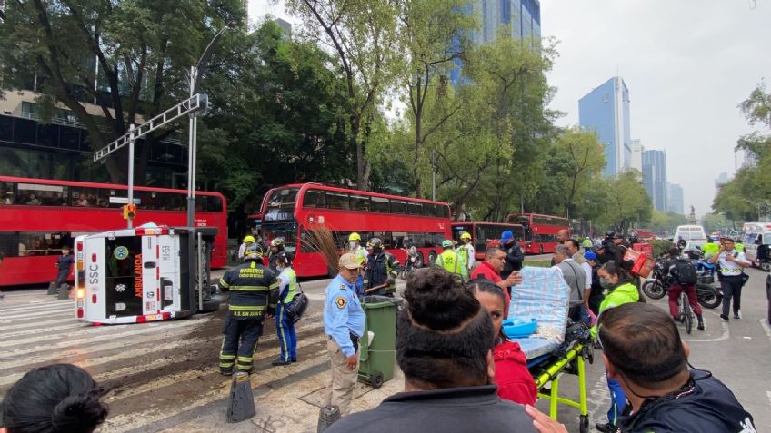 ¡El colmo! Ambulancia acude a emergencia y vuelca en Reforma