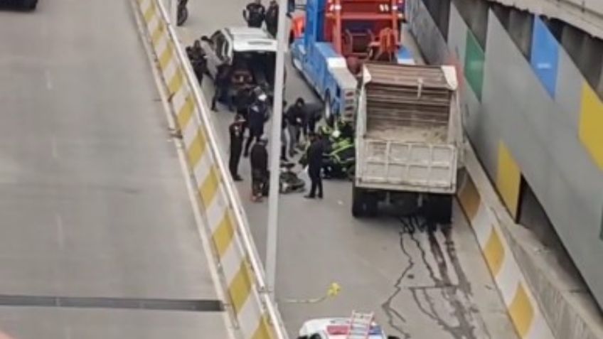 IMÁGENES FUERTES: un motociclista es embestido por un camión, queda prensado y muere