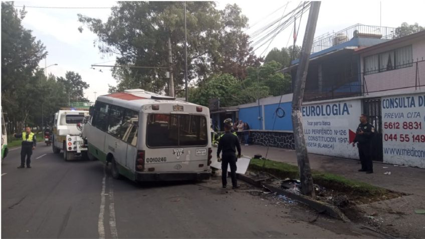 Microbús se impacta contra poste y deja al menos 13 heridos en Iztapalapa