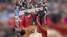 VIDEO: graban el momento exacto en que un toro salta al callejón y queda atorado en el burladero, a unos centímetros del público