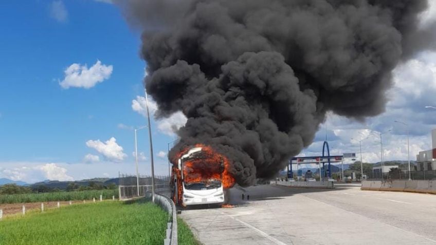 Se incendia un camión turístico en la autopista Tepic-Guadalajara