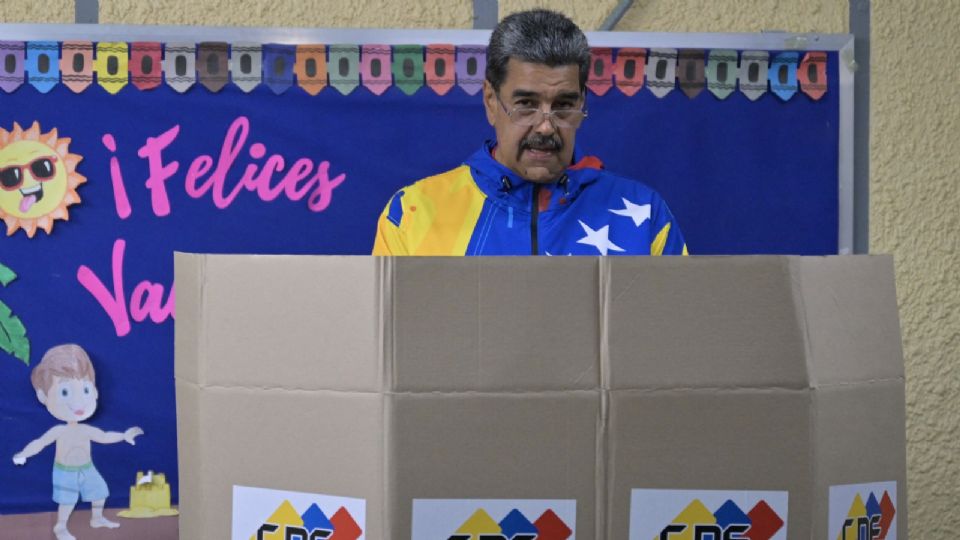 Nicolás Maduro, presidente de Venezuela, emite su voto este 28 de julio.